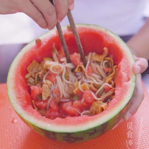 阿瓜吃螺蛳粉,一场味蕾与文化的邂逅